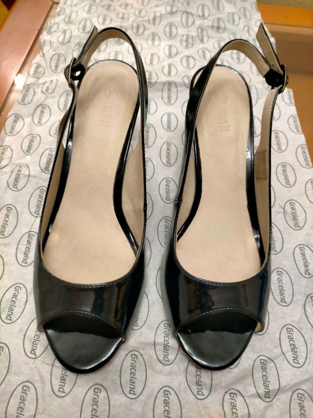 Zapatos negros verano charol con tira atrás