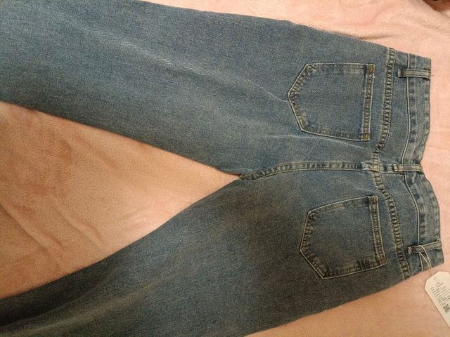 pantalón vaquero con dibujo de cerezas