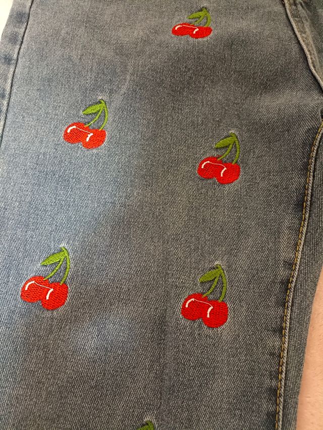 pantalón vaquero con dibujo de cerezas