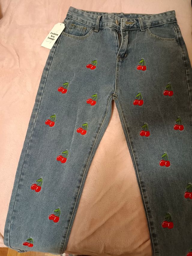 pantalón vaquero con dibujo de cerezas