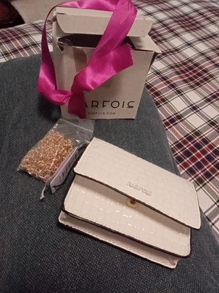 Bolso tarjetero Parfois de segunda mano por 10 EUR en Madrid en WALLAPOP