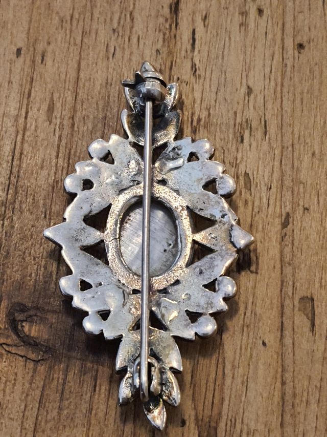 Broche nuevo a estrenar! plata,nácar y marquesita