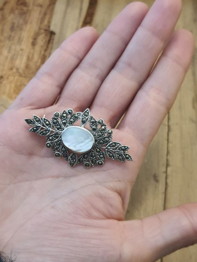 Broche nuevo a estrenar! plata,nácar y marquesita