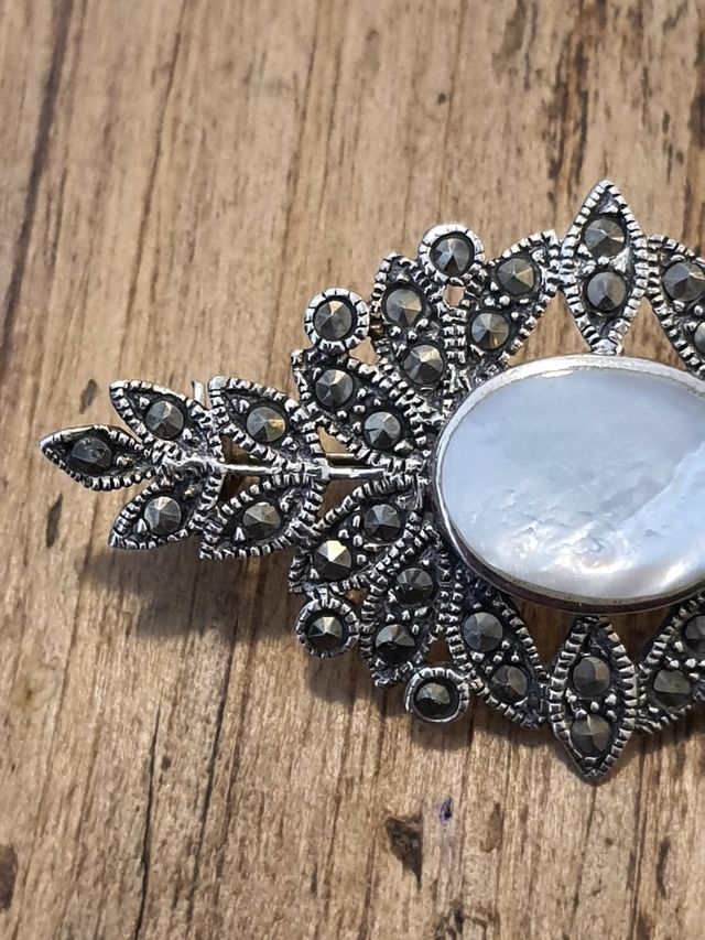 Broche nuevo a estrenar! plata,nácar y marquesita