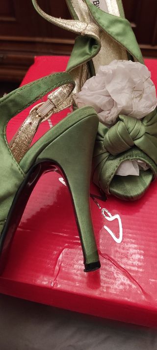 Zapatos de fiesta de la firma Pilar Burgos de segunda mano por 15 EUR en  Sevilla en WALLAPOP