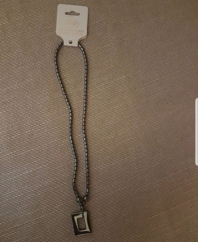 Vendesi collana nuova