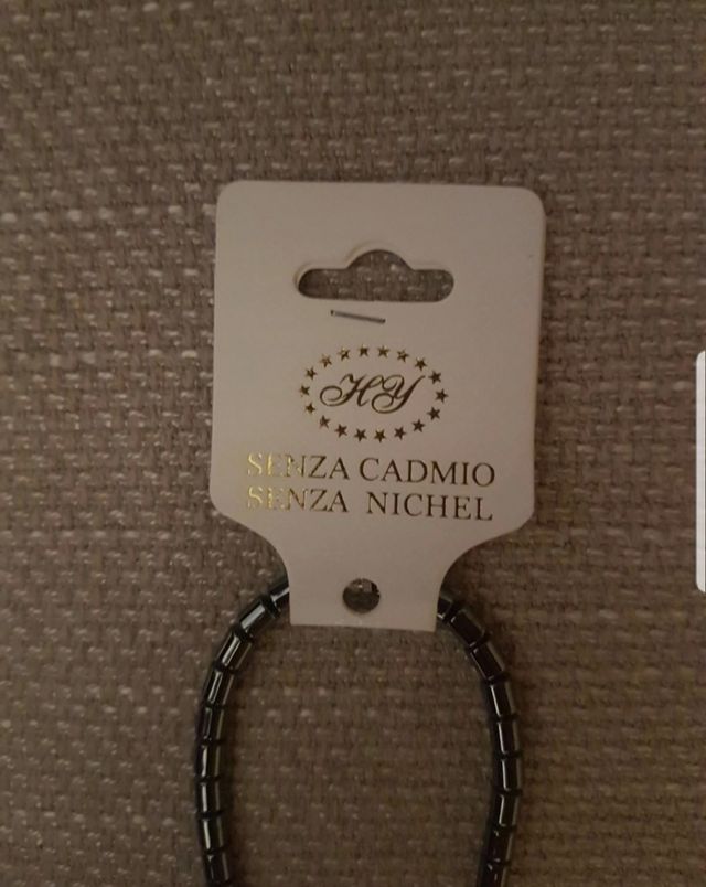 Vendesi collana nuova