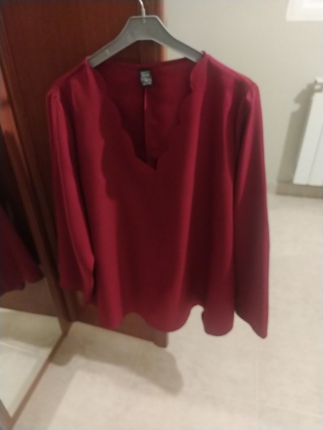 Camiseta con cuello de flor