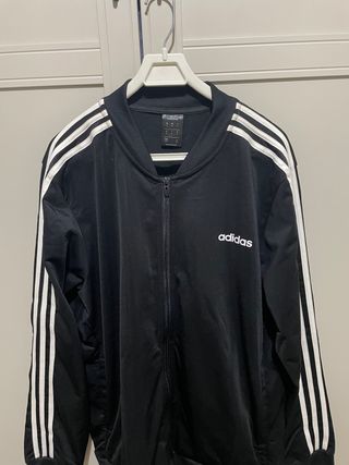 Chándal Adidas clásico XL de segunda mano por 55 EUR en Huelva en WALLAPOP