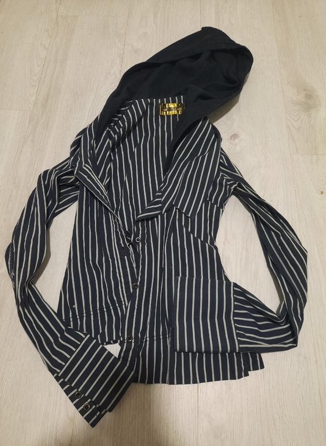 Camisa con capucha , muy original