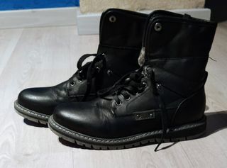 Botas negras con el interior de borrego de segunda mano por 10 EUR en  Pamplona en WALLAPOP