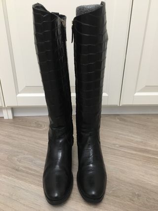 Botas de Piel Negras de Uterqüe de segunda mano por 100 EUR en Madrid en  WALLAPOP