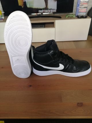 Nike Ebernon Mid - Negra y Blanca de segunda mano por 120 EUR en Barcelona  en WALLAPOP