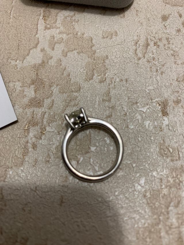 Anillo platino de diamantes y zafiro blanco.