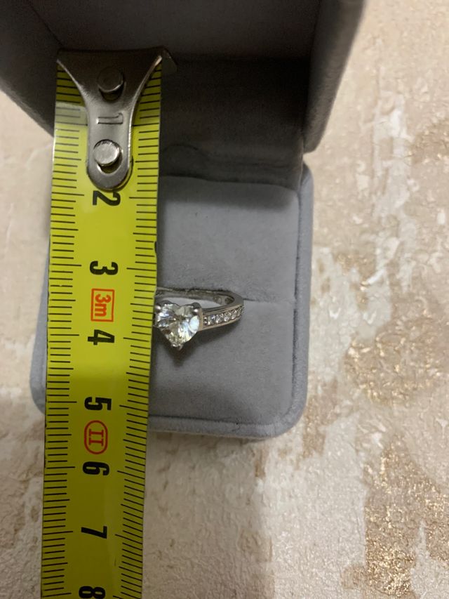 Anillo platino de diamantes y zafiro blanco.