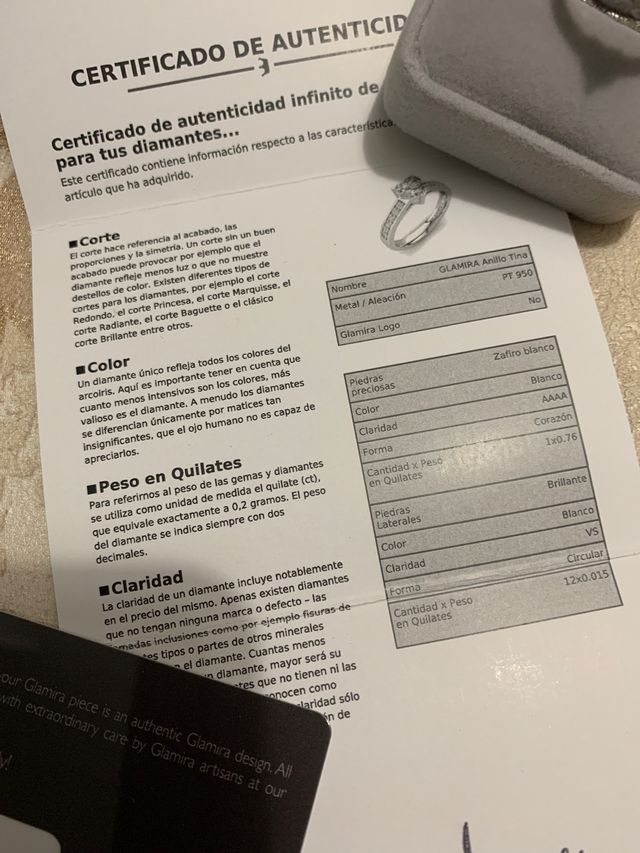 Anillo platino de diamantes y zafiro blanco.