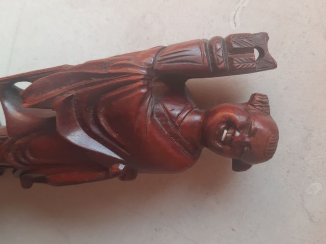 statuina in legno orientale