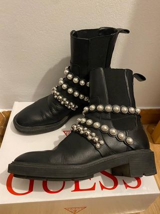 Botines Chelsea negros Zara talla 39 de segunda mano por 18,9 EUR en Madrid  en WALLAPOP