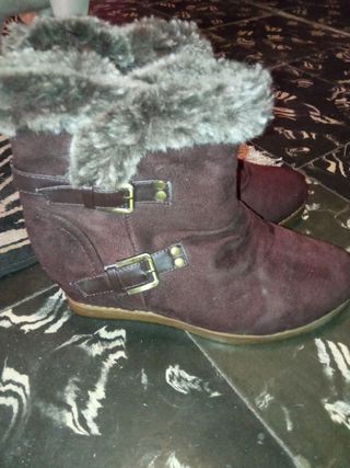 Botas con cuña por dentro de segunda mano por 9 EUR en Valencia en WALLAPOP