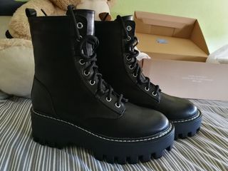 Botas militares negras 36 de segunda mano por 35 EUR en Madrid en WALLAPOP