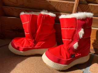 Botas nieve infantil MK 26\\/27 de segunda mano por 10 EUR en Vallgorguina  en WALLAPOP