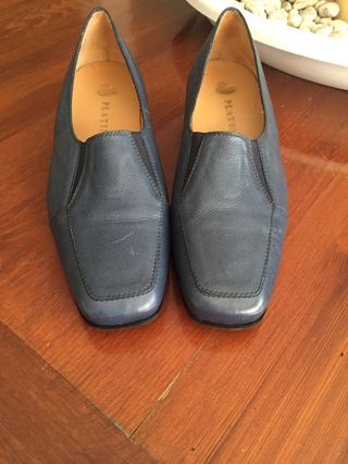 Zapato de piel azul muy cómodos el 37 y medio de segunda mano por 15 EUR en  Madrid en WALLAPOP