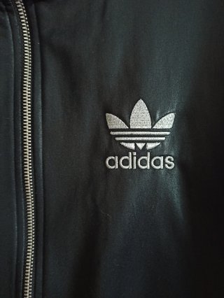 Chaqueta adidas negra chile 62 original de segunda mano por 40 EUR en  Madrid en WALLAPOP