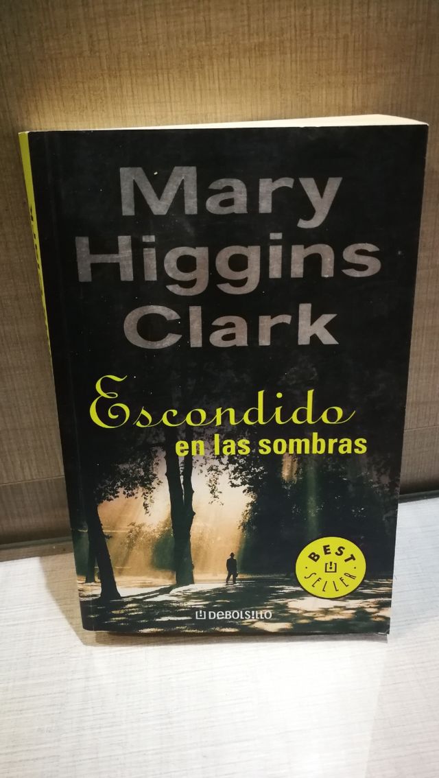 Escondido en las sombras