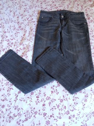 Pantalón niño, tejanos Benetton. de segunda mano por 4 EUR en Vallromanes  en WALLAPOP