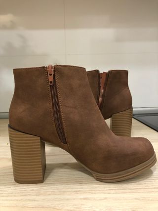 Botines tacón marrones Marypaz, nuevos de segunda mano por 10 EUR en Madrid  en WALLAPOP