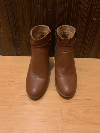 Lote 2 botines marrones mary paz y zara de segunda mano por 15 EUR en  Rivas-Vaciamadrid en WALLAPOP