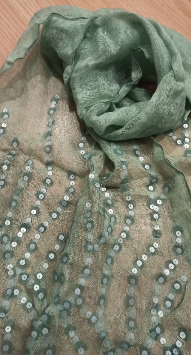 Pañuelo de lino color menta con lentejuelas
