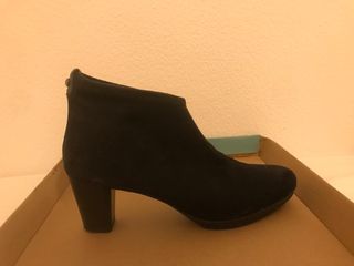 Botines negros españoles de segunda mano por 15 EUR en San Lorenzo de El  Escorial en WALLAPOP