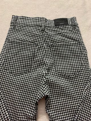 Pantalón cuadro Vichy talla 34 Stradivarius de segunda mano por 8 EUR en  Alicante en WALLAPOP