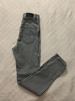 Pantalón cuadro Vichy talla 34 Stradivarius de segunda mano por 8 EUR en  Alicante en WALLAPOP