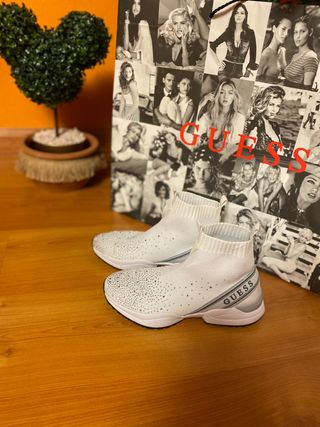 Zapatillas Guess elásticas calcetín talla 38 de segunda mano por 55 EUR en  Zaragoza en WALLAPOP
