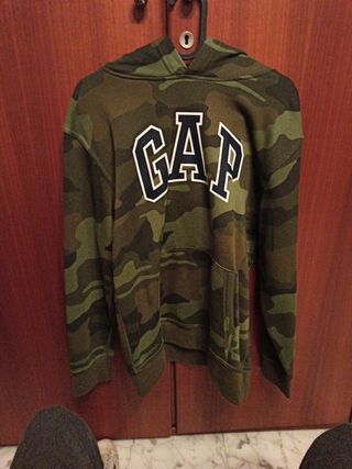 Sudadera gap camuflaje de segunda mano por 30 EUR en Sevilla en WALLAPOP