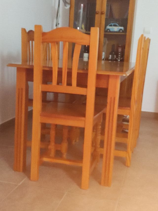 mesa de comedor , SOLO MESA. no tengo sillas
