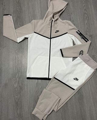 Chándal hombre talla M de segunda mano por 25 EUR en Algeciras en WALLAPOP