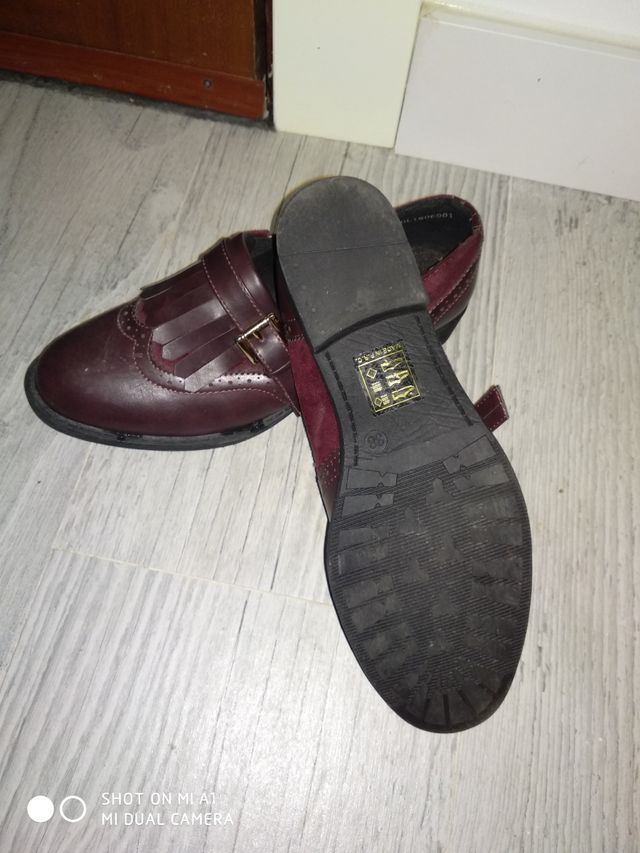 zapatos color burdeos