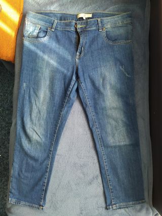 Pantalón vaquero pirata mujer de segunda mano por 5 EUR en Cambados en  WALLAPOP