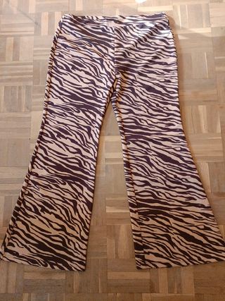 Pantalones cebra de Stradivarius de segunda mano por 5 EUR en Madrid en  WALLAPOP