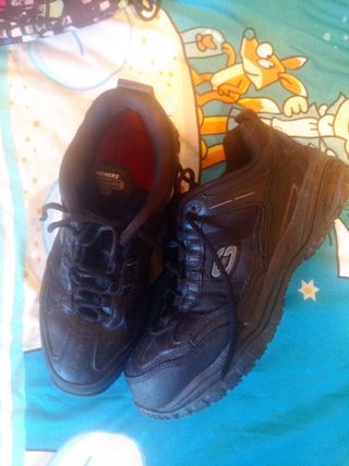 Zapatillas seguridad Skechers 43 de segunda mano por 55 EUR en Calafell en  WALLAPOP