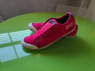 Zapatillas rojas de vestir de segunda mano por 15 EUR en Madrid en WALLAPOP