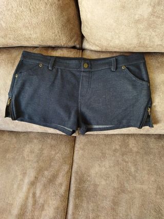Pantalón vaquero corto de segunda mano por 3 EUR en Velilla de San Antonio  en WALLAPOP