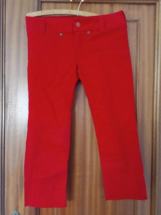 Pantalón rojo elástico talla 34 de Bershka de segunda mano por 5 EUR en  Lerez en WALLAPOP