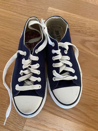 Zapatillas Mustang tipo Converse de segunda mano por 5 EUR en Don Benito en  WALLAPOP