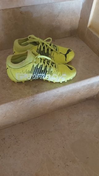 Botas fútbol Puma Future multitaco T.35 de segunda mano por 15 EUR en  Catarroja en WALLAPOP