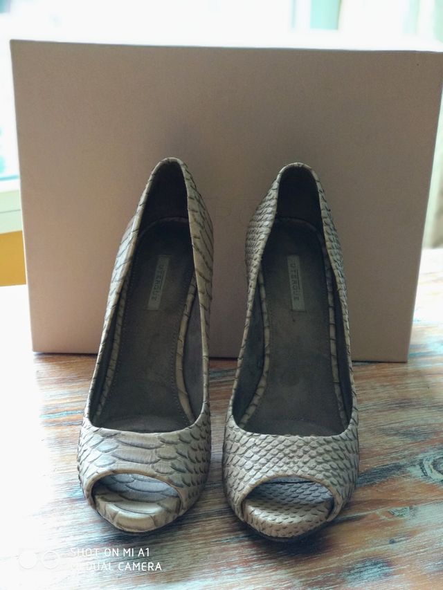 Zapatos Peep toe taupe.