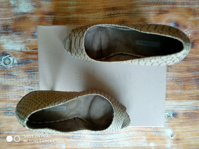 Zapatos Peep toe taupe.